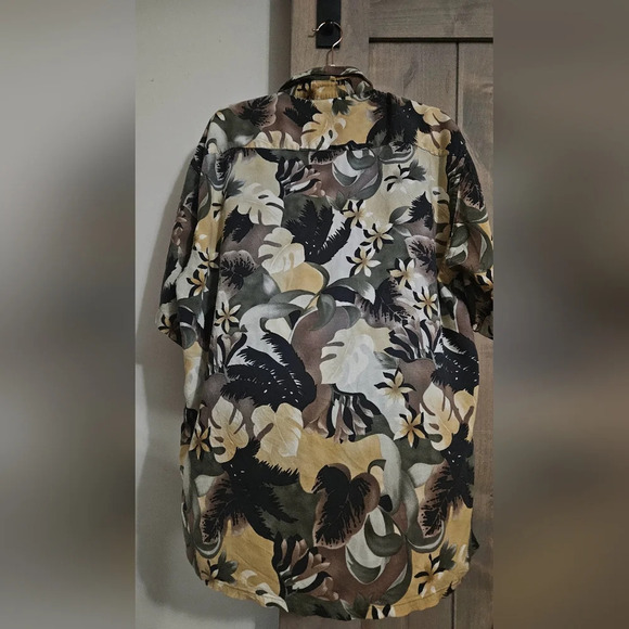 NEIMAN MARCUS Floral print 100% rayon camp button up shirt. Size Large - Picture 6 of 6